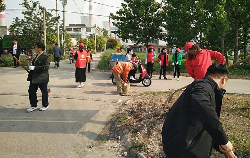 平圩镇妇联组织巾帼志愿者开展爱国卫生月活动