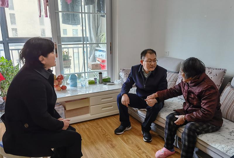 区领导看望慰问朱占军同志家属