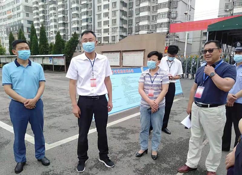 闪健一行先后来到淮南二十中,淮南二十一中,潘集区实验中学,实地察看